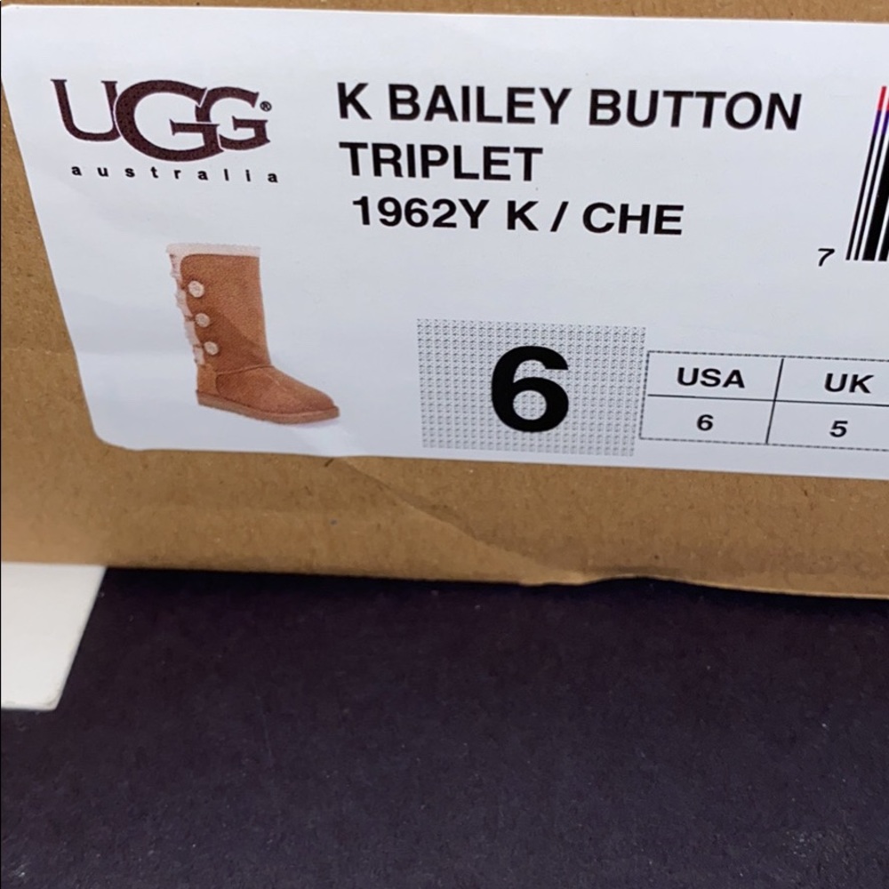 Uggs Bailey button triplet size 6